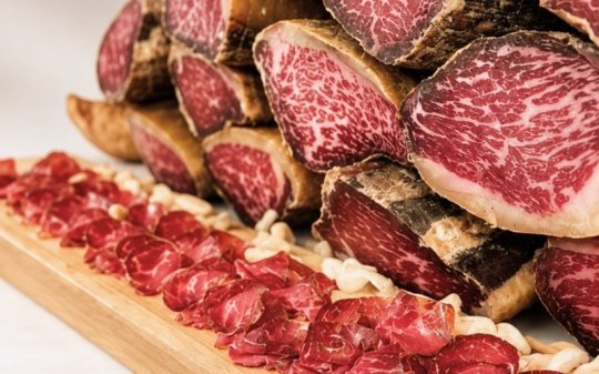 Cómo degustar Cecina de Wagyu: corte, temperatura y acompañamientos